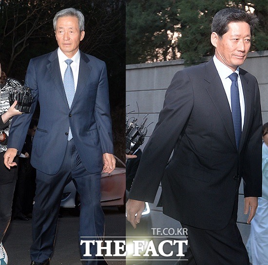 20일 정몽준(왼쪽) 아산재단 이사장과 정몽윤 현대해상 회장이 정주영 명예회장 제사에 참석하기 위해 정몽구 회장의 한남동 자택에 들어서고 있다./문병희 기자