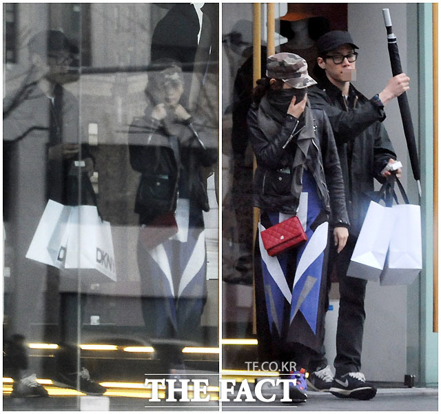 ▲ 매장에서 나오며 머플러로 얼굴을 가리는 윤승아와 뒤에서 문을 잡아주는 김무열.