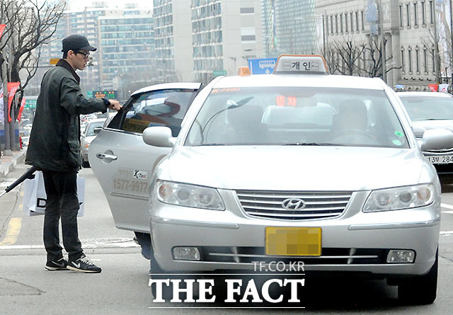 ▲ 김무열이 택시를 타는 윤승아를 위해 문을 열어주는 매너를 보였다.