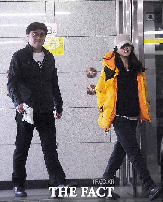 ▲ 함께 자리를 옮기고 있는 정태원 대표(왼쪽)와 수애./배정한 기자