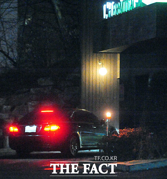 ▲ 데이트를 마친 뒤 수애를 태운 정태원 대표의 차량이 수애의 집으로 들어가고 있다. /배정한 기자