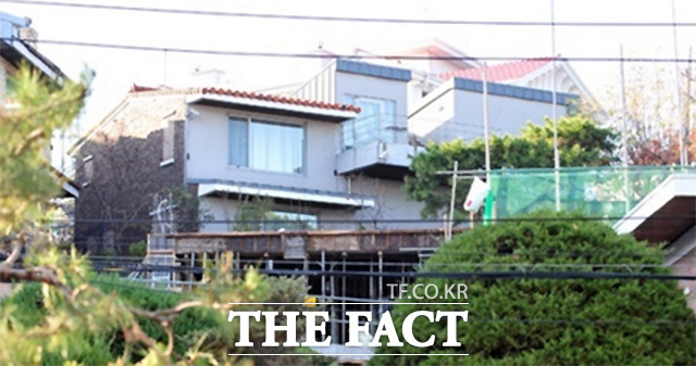 ▲한성주 집 아래쪽에 지어지고 있는 이창하씨 건물. 분쟁 소식이 알려진 14일, 건축업자들의 통제가 심했다./이효균 기자