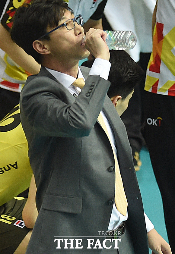 OK저축은행 김세진 감독이 속이 타는 듯 물을 마시고 있다.