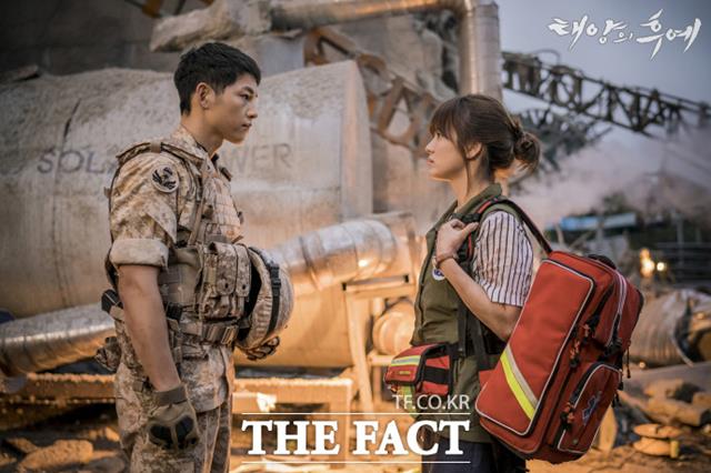 태양의 후예의 두 주인공. 드라마의 인기에 이어 OST도 폭발적인 반응을 일으키고 있다. /KBS 제공