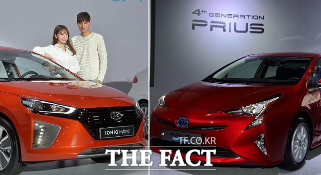 현대자동차의 아이오닉 하이브리드(왼쪽)와 토요타의 신형 프리우스가 하이브리드 최강자 자리를 두고 치열한 경쟁을 벌이고 있다. / 더팩트 DB, 한국토요타 제공