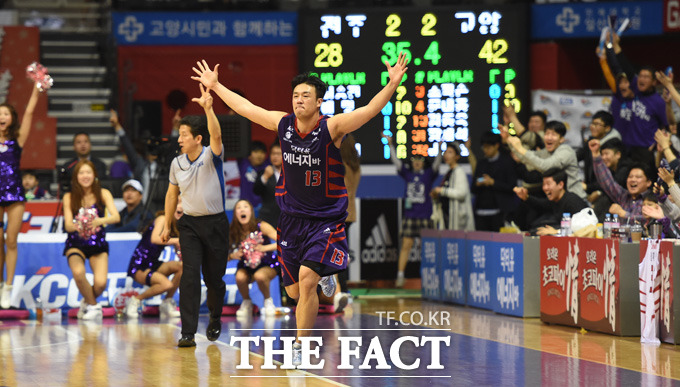 오리온 김동욱이 2쿼터 종료직전 쐐기를 박는 3점슛을 터뜨리고  세리머니를 펼치고 있다.