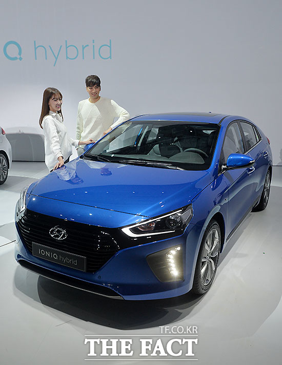 현대자동차는 지난 1월 국산 최초 친환경차 전용 모델 아이오닉을 출시, 하이브리드 시장 공략에 나섰다.