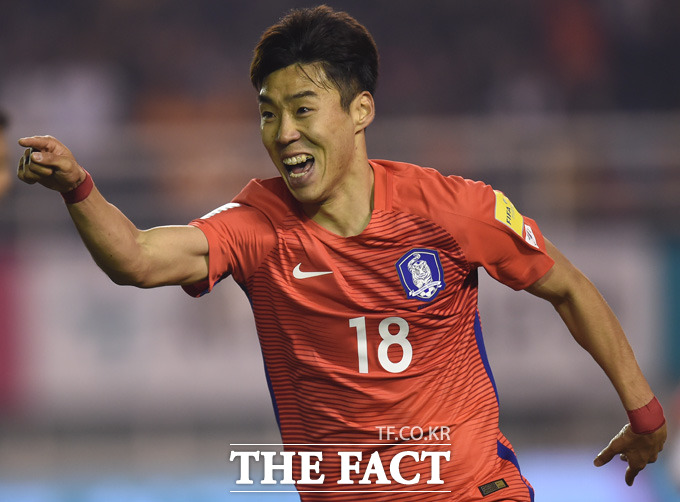 한국의 이정협이 경기 종료 직전 골을 터뜨리고 환호하고 있다.
