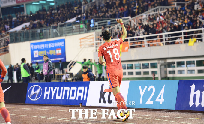한국 이정협이 경기 종료 직전 골을 터뜨리고 관중석을 향해 세리머니를 펼치고 있다.