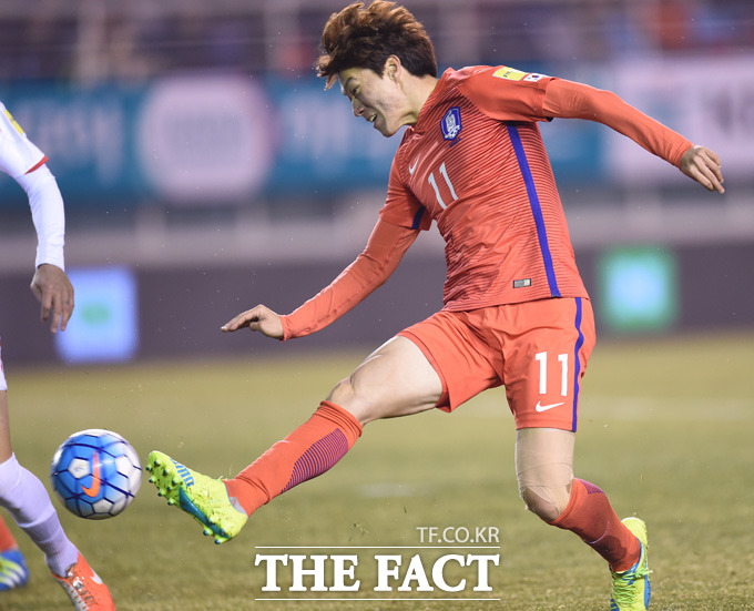 한국 황의조가  레바논 문전에 슛을 날렸으나 살짝 빗맞고 있다.