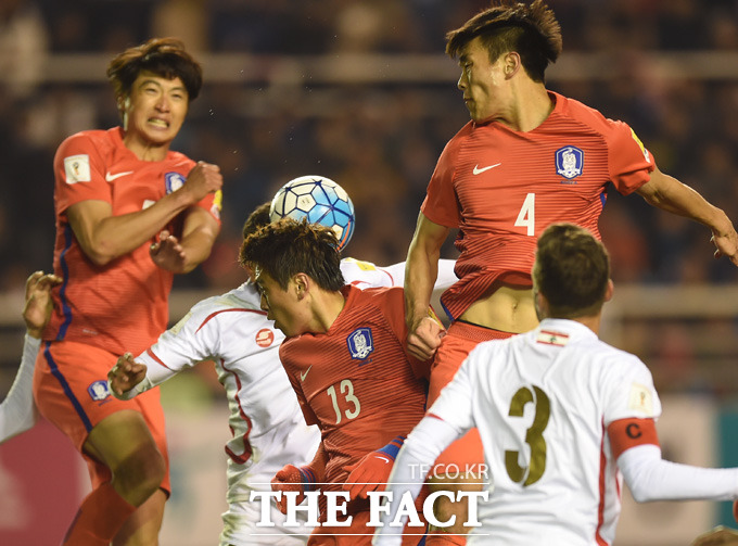 한국 곽태휘, 김기희, 구자철이 레바논 문전에서 헤딩슛을 시도하고 있다.