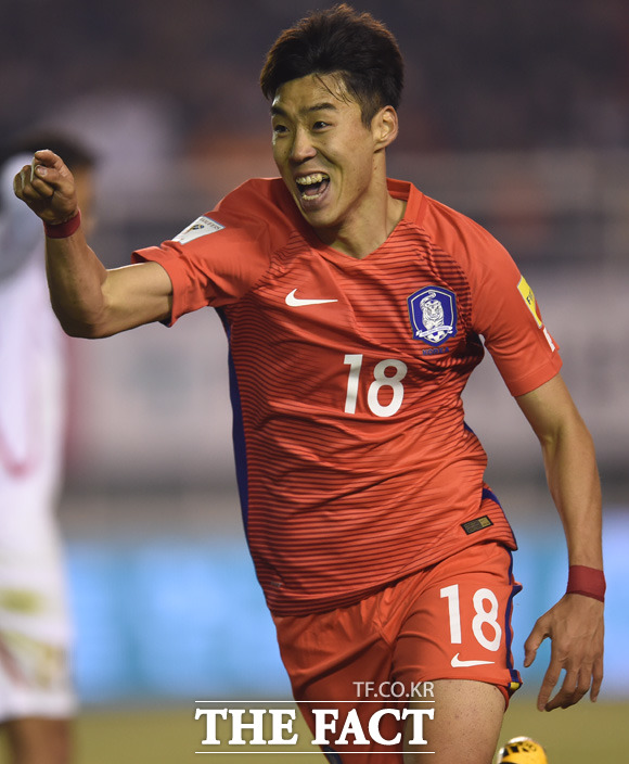 한국 이정협이 경기 종료 직전 골을 터뜨리고 환호하고 있다.