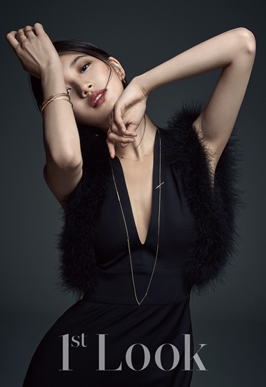 매혹적인 포즈를 취하는 수지. 퍼스트룩 3월호에서 만날 수 있다. /퍼스트룩 제공