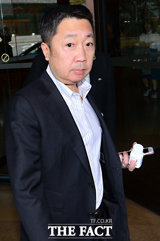 박정원 차기 두산그룹 회장은 오는 28일 비공개 취임식을 갖고 그룹 회장직에 오른다. 박정원 회장이 지난 22일 개인 일정을 마치고 신라호텔을 나오면서 한손에 휴대전화와 모종의 플라스틱 용기를 들고 이동하고 있다./서울 신라호텔= 남윤호 기자