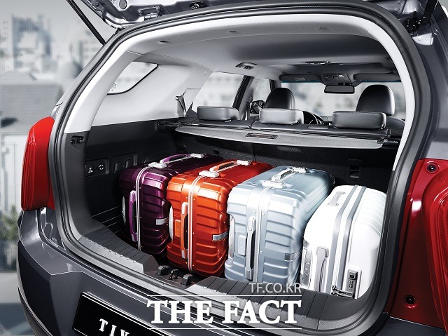 티볼리 에어의 트렁크 용량은 720ℓ로 기존 모델 대비 300ℓ 가량 더 넓어졌다. 2열 시트를 모두 접으면 1440ℓ까지 적재 공간을 확보할 수 있다.