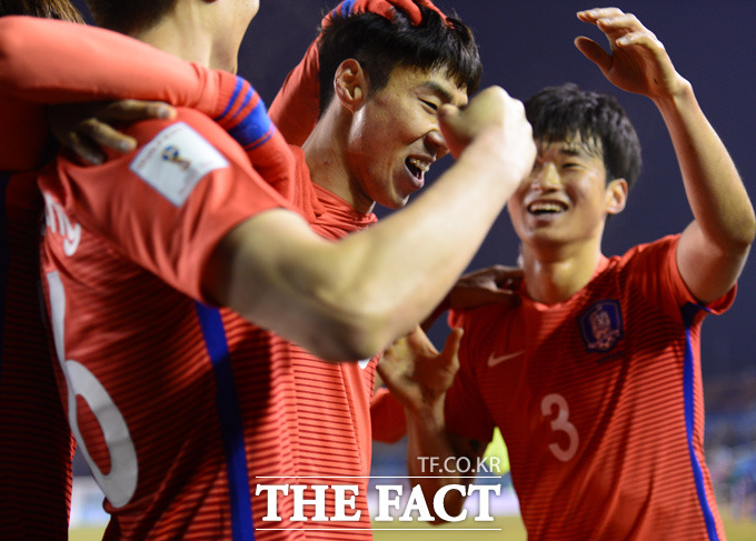 한국 이정협이 경기 종료 직전 골을 터뜨리고 동료들과 포옹을 나누고 있다.