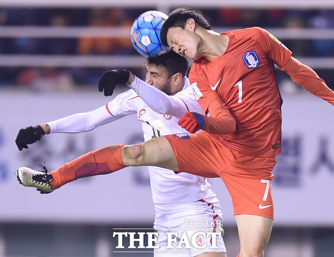 한국 이재성이 공중볼 다툼을 벌이고 있다.