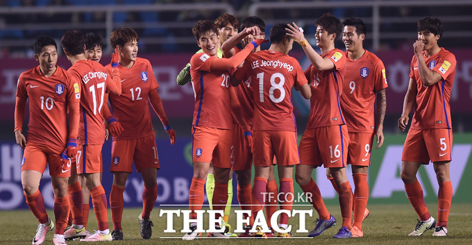 1-0으로 승리를 거둔 한국선수들이 경기 종료 후 결승골을 터뜨린 이정협과 포옹을 나누고 있다.