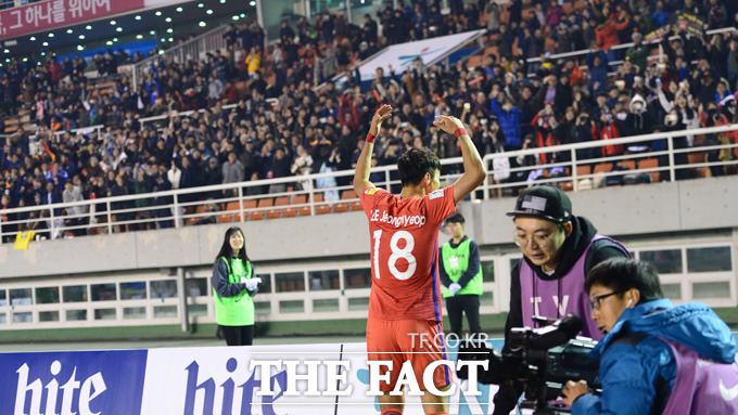 한국 이정협이 경기 종료 직전 골을 터뜨리고 관중석을 향해 세리머니를 펼치고 있다.