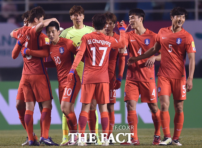 1-0으로 승리를 거둔 한국선수들이 경기 종료 후 기쁨을 나누고 있다.