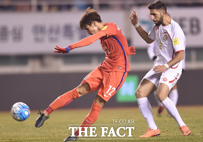 한국 한국영이 레바논 문전에서 슛을 시도하고 있다.