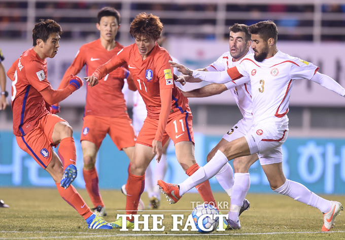 한국 구자철이 레바논 문전에서 혼전을 벌이는 사이 슛을 날리고 있다.