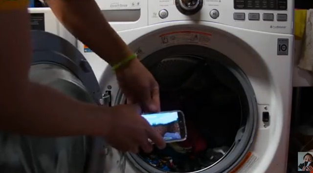 지난 20일 유튜브엔 갤럭시S7을 LG 트롬 세탁기에 넣어 돌리는 영상이 공개돼 눈길을 끌었다./유튜브 갈무리