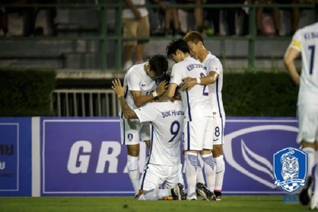 한국 1-0 태국 한국이 27일 방콕의 수파찰라사이 스타디움에서 열린 태국과 친선 경기에서 석현준의 선제 결승골에 힘입어 1-0으로 이겼다. / 대한축구협회 제공