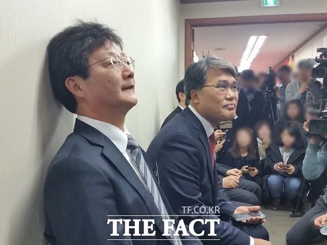 새누리당 지도부의 공천 의결 보류로 단수추천을 받고도 20대 총선 출마가 무산된 이재만(오른쪽) 전 동구청장이 27일 새누리당 대구시당에서 기자회견을 열어 김무성 대표에게 법적 대응으로 책임을 묻겠다고 예고했다. 사진은 대구 동을에 출마한 유승민 의원과 이재만 전 동구청장이 지난달 26일 서울 여의도 새누리당 당사에서 열린 대구·경북지역 예비후보 면접 심사를 앞두고 대기석에 앉아 있는 모습. /더팩트 DB