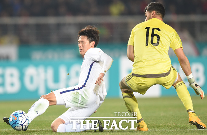 한국 박용우가 알제리 문전에서 슛을 시도했으나 기회를 놓치고 있다.