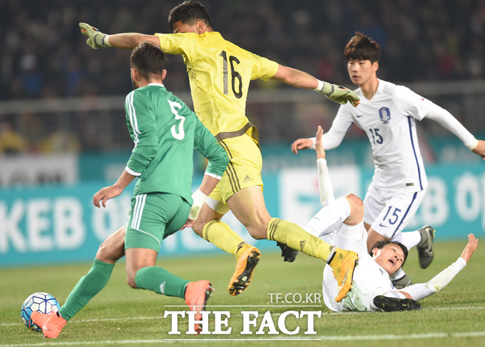 한국 박용우가 알제리 문전에서 슛을 시도했으나 기회를 놓치고 있다.