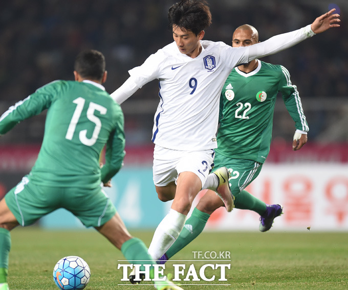 한국 김현이 알제리 수비수들 사이에서 슛을 날리고 있다.