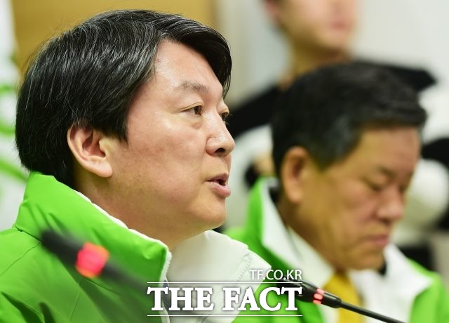 안철수 국민의당 상임공동대표는 28일 오전 서울 마포 당사에서 열린 선거대책위원회의에서 총선도 연대없이는 자신없다는 무능한 야당 대체하는 선거가 될 것이라면서 야권연대 가능성에 대해 다시 한번 일축했다./배정한 기자