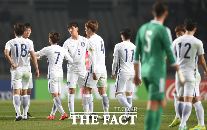 3-0으로 승리를 거둔 한국선수들이 경기 종료 후 하이파이브를 나누고 있다.