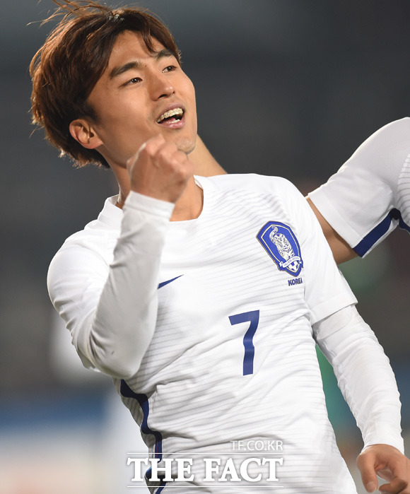 한국 문창진이 후반 페널티킥을 성공시키며 멀티골을 기록한 뒤 세리머니를 펼치고 있다.