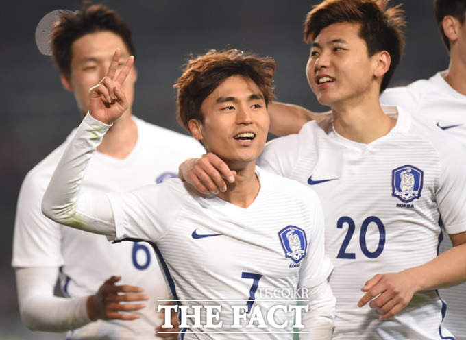 한국 문창진이 후반 페널티킥을 성공시키며 멀티골을 기록한 뒤 세리머니를 펼치고 있다.
