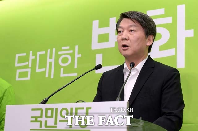 안철수 국민의당 상임공동대표가 지난 6일 오전 서울 마포 당사에서 야권 연대 관련 기자회견을 하고 있다./임영무 기자