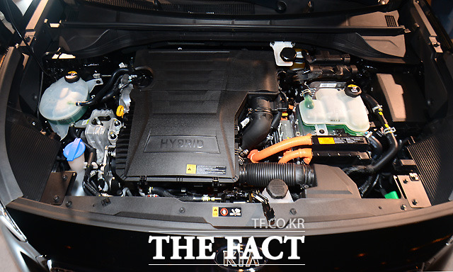 니로는 기아차가 하이브리드 전용으로 개발한 신형 카파 1.6 GDI 엔진과 32kW급 모터 시스템이 적용돼 최고 출력 141마력, 시스템 최대 토크 27.0kgf.m의 강력한 동력성능을 발휘한다.