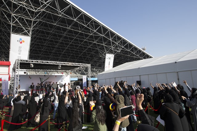 CJ E&M이 지난 25일 한국수력원자력의 제작 지원을 받아 아랍에미레이트연합(UAE) 아부다비의 최대 규모 야외 공연장인 두 아레나(du Arena)에서 KCON 2016 Abu Dhabi을 성황리에 마무리했다. /CJ E&M 제공