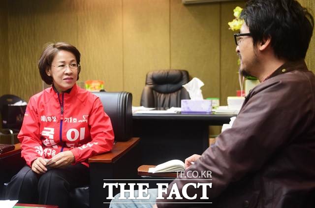 20대 총선 대구 수성을 이인선 새누리당 후보가 29일 오전 대구 수성구 황금동 선거사무소에서 취재진의 질문에 답하고 있다. /대구=배정한 기자