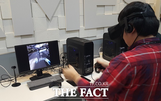 미국 IT업체 에픽게임스는 지난 25일 국내 미디어에 최신 가상현실 게임 ‘불렛 트레인’을 공개했다. 한 체험객이 이 게임을 즐기고 있다. /최승진 기자