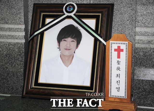 누나 최진실과 같은 곳에 영면한 최진영. 가수 겸 배우 최진영이 생을 마감한 지 6년 째가 됐다. /더팩트 DB