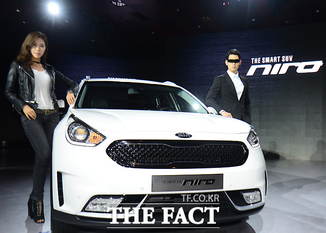 기아자동차는 29일 서울 광진구 W호텔 비스타홀에서 자사 최초로 개발한 친환경 소형 스포츠유틸리티차량 니로의 출시 행사를 진행하고 본격적인 판매에 돌입했다. / 이새롬 기자