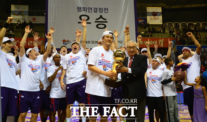 우승을 차지한 고양오리온의 주장 김도수가 챔피언트로피를 수여받고 있다.