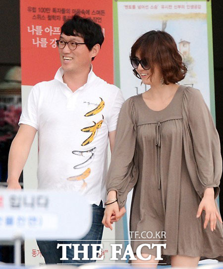 개그맨 고명환(왼쪽)이 21일 교회에서 예배를 마친 뒤 탤런트 임지은의 손을 잡고 차량으로 이동하고 있다./남윤호 기자