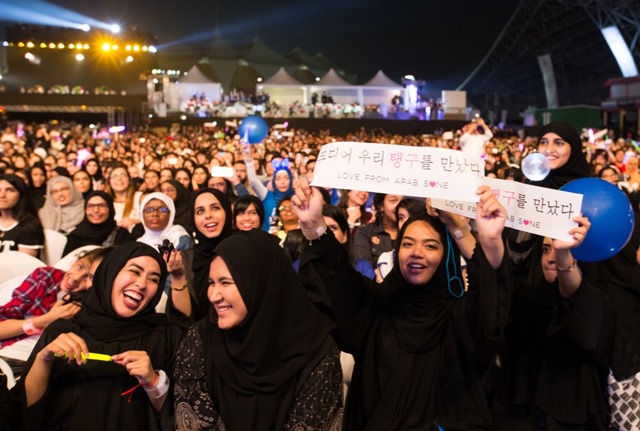 중동 팬들이 25일 UAE 아부다비 두 아레나(du Arena)에서 열린 KCON 2016 Abu Dhabi에서 한국 가수들의 공연을 즐기고 있다.
