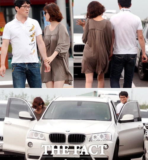 손을 꼭 잡은 고명환-임지은 커플이 주차장에 있는 차로 이동하고 있다.