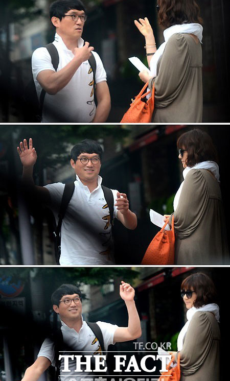 고명환(왼쪽)과 임지은이 횡단보도 앞에서 즐거운 표정을 지으며 대화를 나누고 있다.