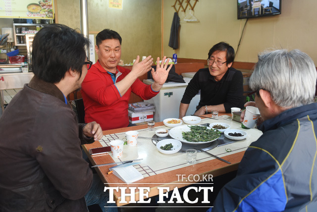 28일 오후 20대 총선에 무소속으로 출마하는 유승민 의원의 지역구인 대구 동구 용계동 인근 식당에서 주민들이 취재진에게 민심을 전하고 있다./대구=배정한 기자