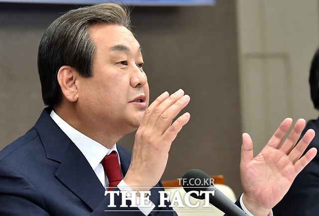 김무성 새누리당 대표가 30일 오후 서울 중구 프레스센터에서 열린 관훈클럽 초청 토론회에 참석해 질문에 대답하고 있다./프레스센터=이새롬 기자